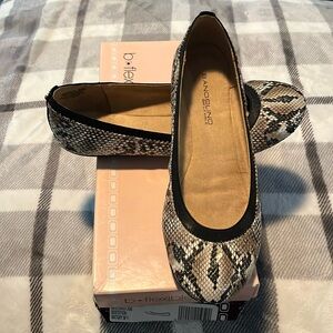 Women Bandolino Animal Print Flats Size 6.5